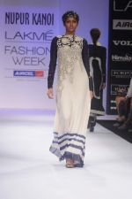 Model walk the ramp for Nupur Kanoi show at Lakme Fashion Week 2012 Day 5 in Grand Hyatt on 7th Aug 2012 (80).JPG